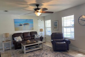 Smart TV, fireplace, books - Spring Break Fun/ Pool/ Hot Tub/ Walk to the Beach (Long Beach)