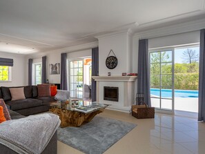TV, fireplace - Villa Natura (Loulé)