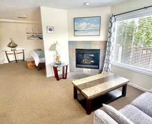 Harbor Deluxe - 35 | Egyptian cotton sheets, premium bedding, down comforters - Old Harbor Inn (South Haven)