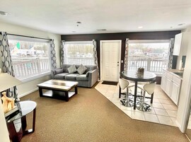 华丽开间套房, 1 张特大床和 1 张沙发床 (Harbor Deluxe - 35) | 埃及棉床单、高档床上用品、羽绒被、熨斗/熨衣板