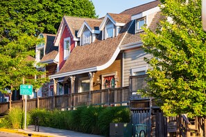 Front of property - Old Harbor Inn (South Haven)