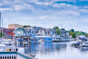 Exterior detail - Old Harbor Inn (South Haven)