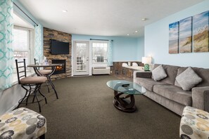 Harbor Grande - 18 | Egyptian cotton sheets, premium bedding, down comforters - Old Harbor Inn (South Haven)