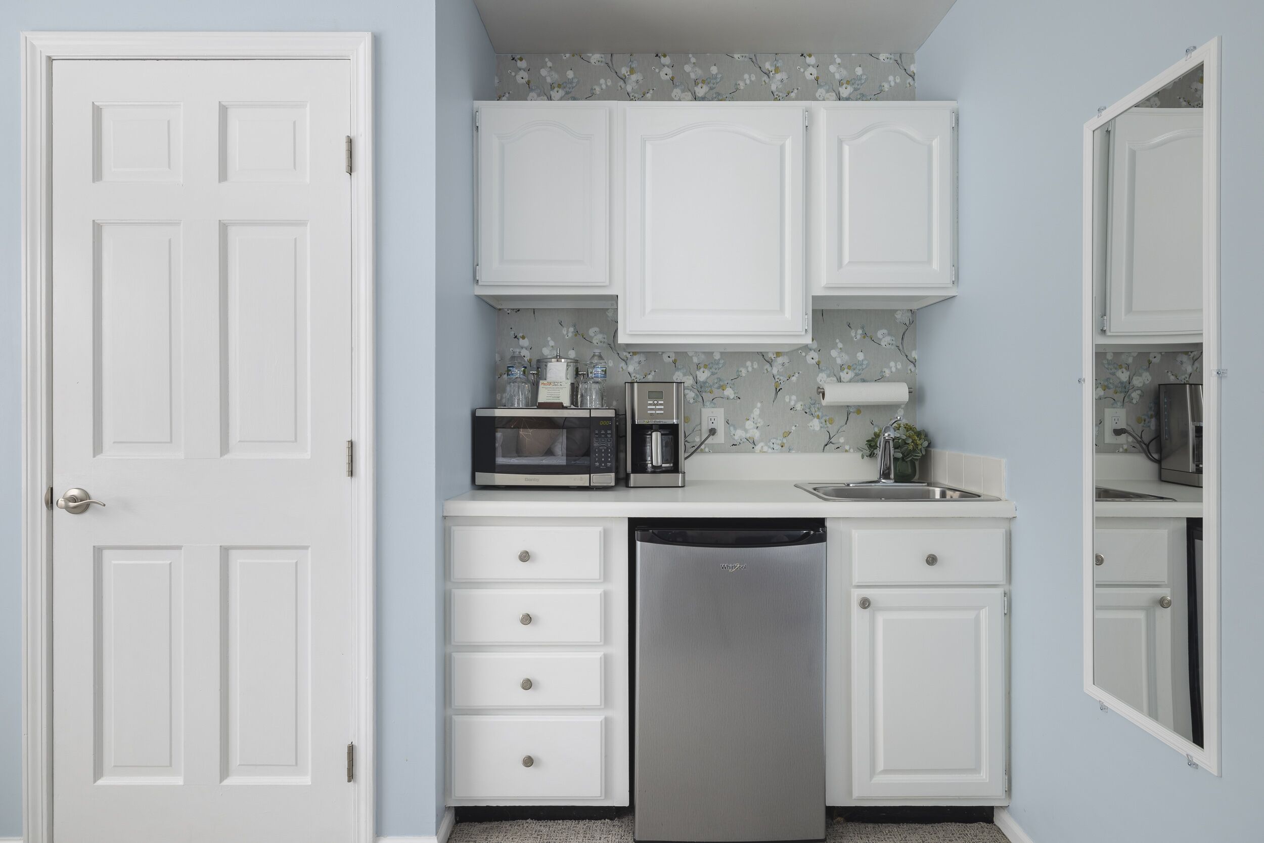 standard single room | private kitchen | mini-fridge, microwave, coffee/tea maker, toaster