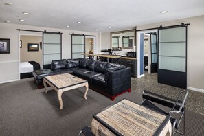 Suite – signature (Master Suite - 15 -Makena) | Oppholdsområde | LED-TV
