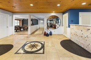 Lobby - Old Harbor Inn (South Haven)