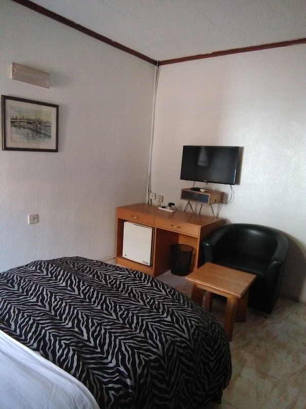 Desk, laptop workspace, free WiFi, bed sheets