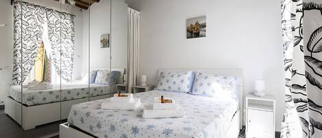 1 dormitorio, tabla de planchar con plancha, wifi y ropa de cama