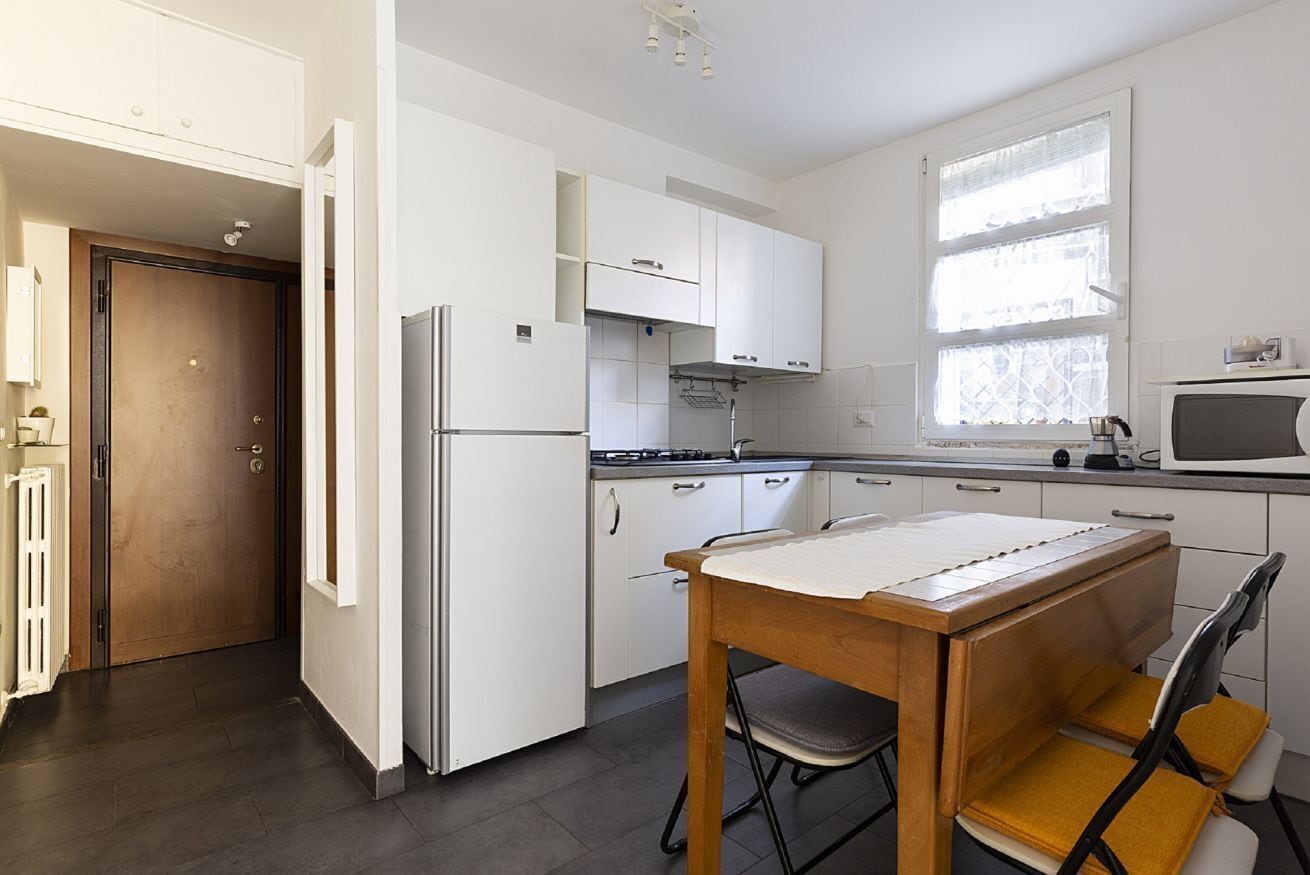 Kühlschrank, Mikrowelle, Herdplatte, Wasserkocher mit Kaffee-/Teezubehör