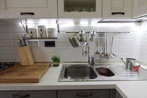 Frigorifero, forno, piano cottura, lavastoviglie