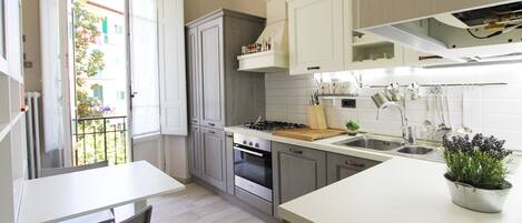 Kjøleskap, ovn, kokeplater og oppvaskmaskin