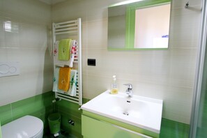 Séchoir à cheveux, serviettes fournies, savon, shampooing