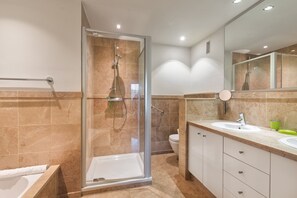 Baignoire, sèche-cheveux, serviettes fournies