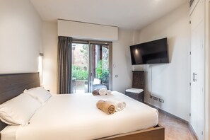 2 chambres, coffres-forts dans les chambres, fer et planche à repasser