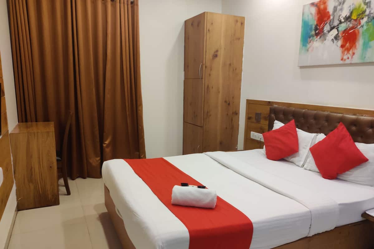 Deluxe Room | Individually decorated, individually furnished, blackout drapes