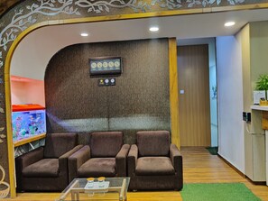 Lobby sitting area - Hotel Grandeur (Mumbai)