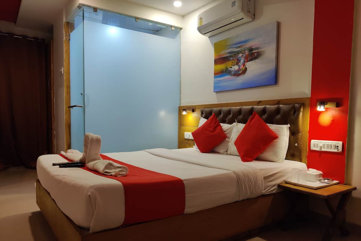 Superior Room | Individually decorated, individually furnished, blackout drapes