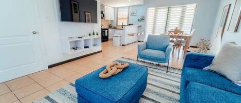 Una televisión, videojuegos, un reproductor de DVD