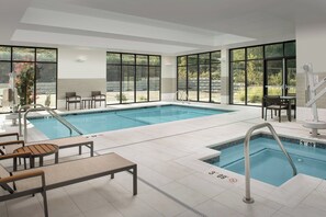 Indoor pool - Courtyard by Marriott Portland East (Portland)