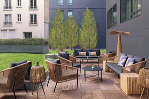 Serves lunch and dinner - Courtyard by Marriott Paris Porte de Versailles (Issy-les-Moulineaux)