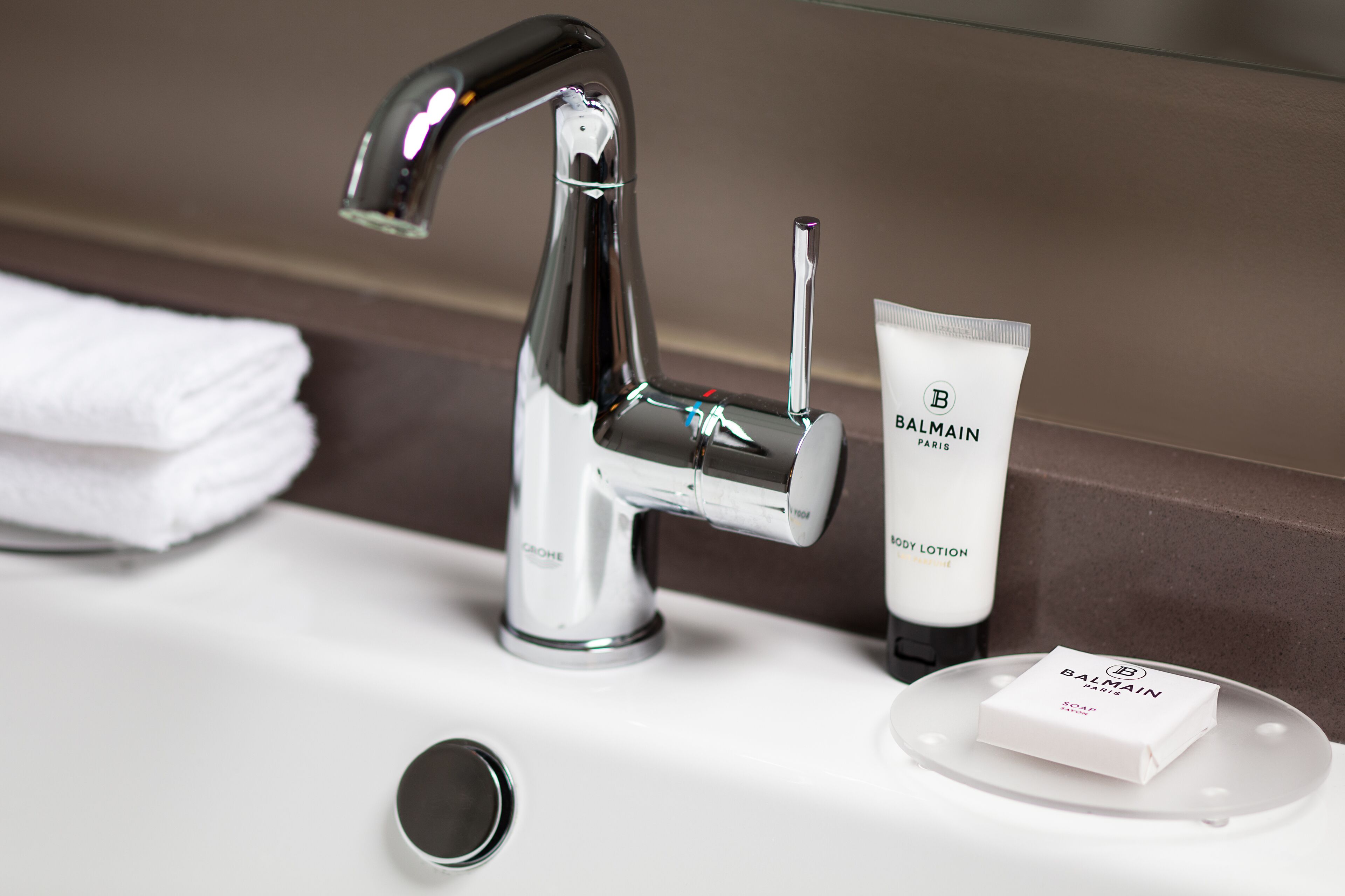 rainfall showerhead, free toiletries, hair dryer, towels