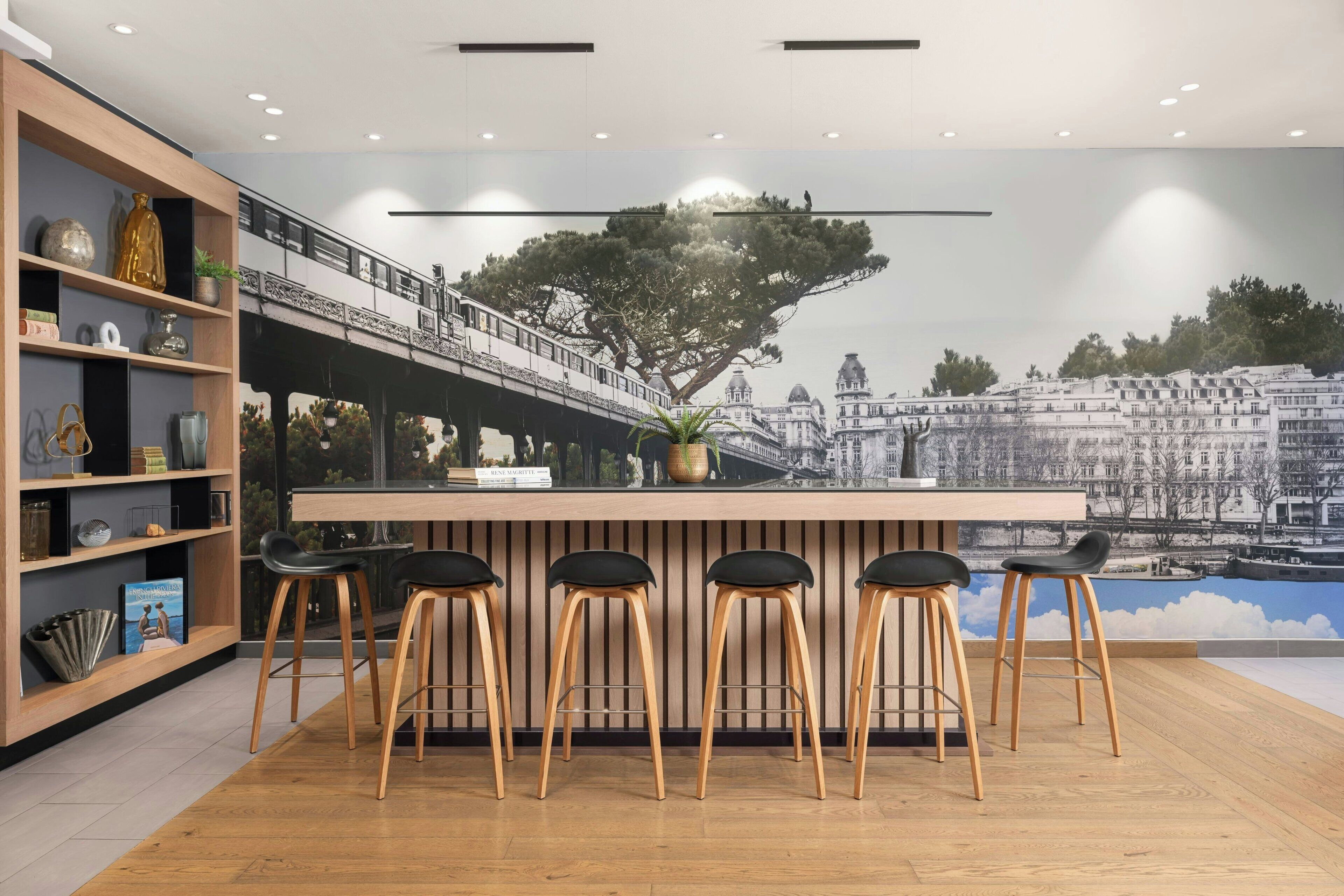 يقدم الغداء والعشاء