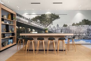 提供午餐和晚餐