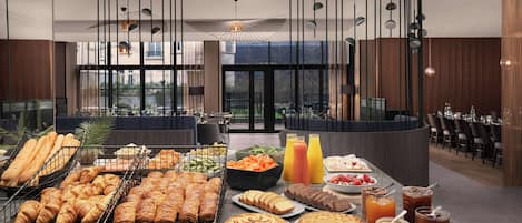 Dagelijks uitgebreid ontbijt (EUR 26 per persoon)