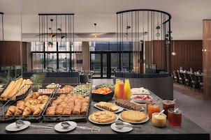 Desayuno completo diario (EUR 26 por persona)