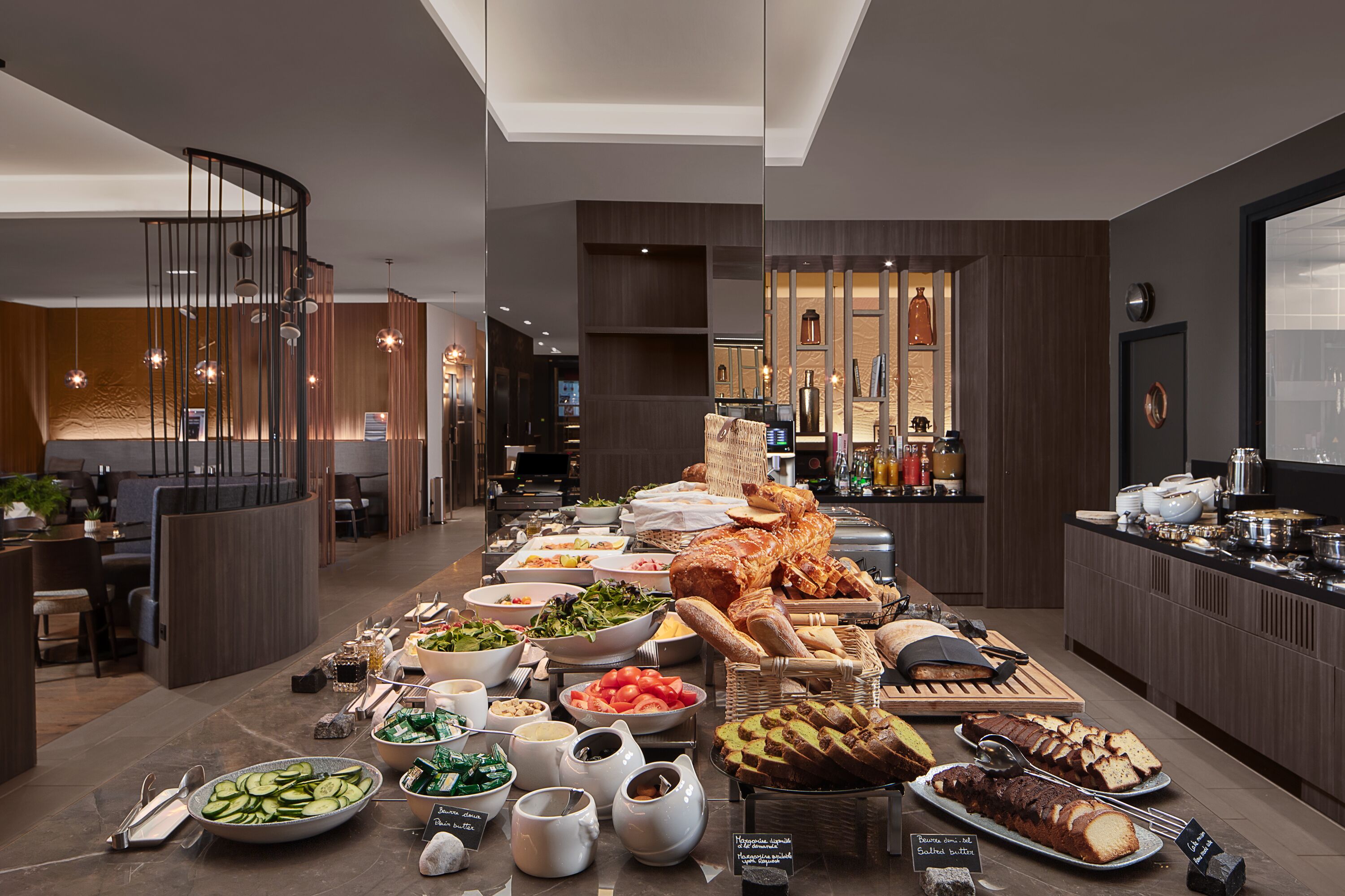 Se ofrece un desayuno completo todos los días (26 EUR por persona)