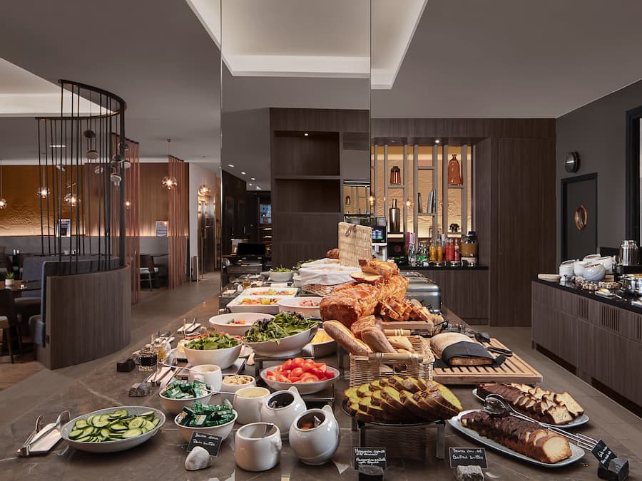 Desayuno completo diario (EUR 26 por persona)