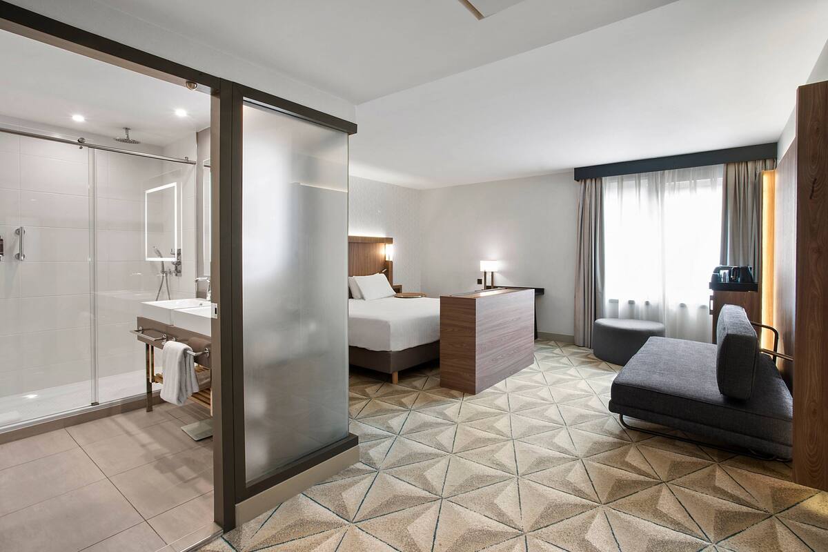 junior suite, 1 bedroom, non smoking, balcony (balcony) | 1 bedroom, premium bedding, down duvets, minibar