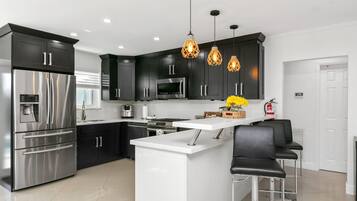 Kjøleskap, mikrobølgeovn, ovn og kokeplater