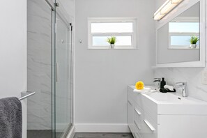 Ducha y bañera combinadas, secador de pelo, toallas y jabón