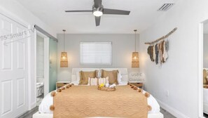 3 habitaciones, caja de seguridad en la habitaci ón y escritorio 