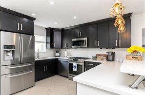 Fridge, microwave, oven, stovetop - FIFA 2026 • Near HardRock Stadiums • 3B Pool Home• King Bed • Grill • Ping Pong (Hollywood)