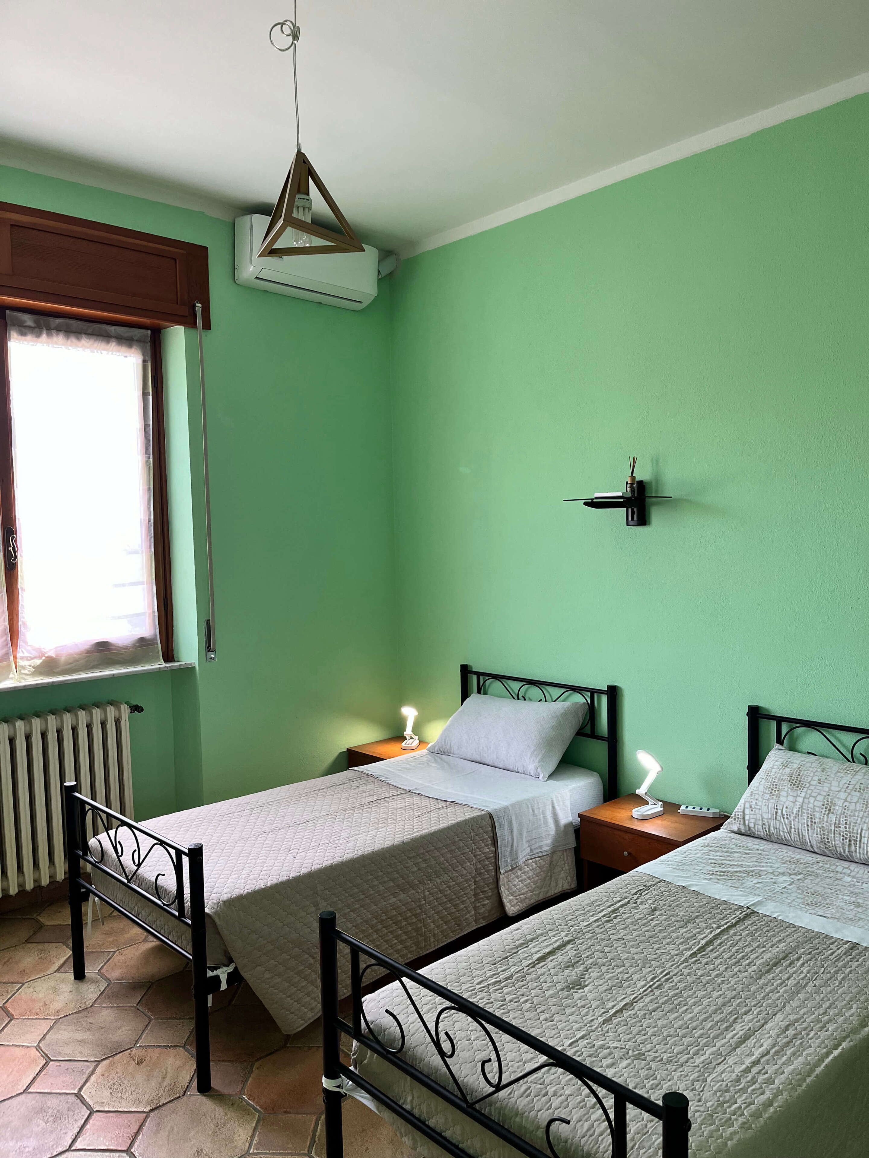 2 camere, una scrivania, ferro/asse da stiro, culla da viaggio
