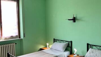 2 camere, una scrivania, ferro/asse da stiro, culla da viaggio