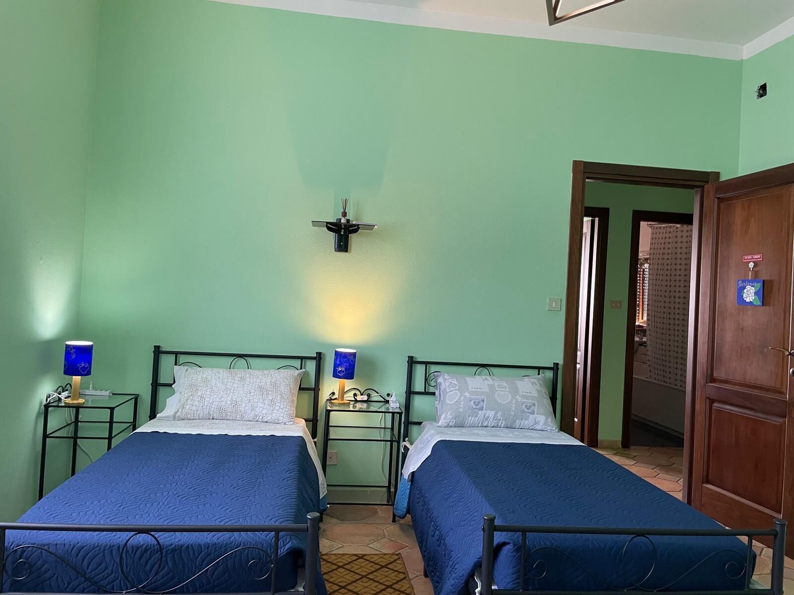 2 camere, una scrivania, ferro/asse da stiro, culla da viaggio