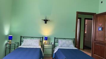 2 camere, una scrivania, ferro/asse da stiro, culla da viaggio