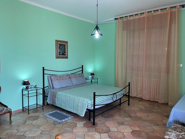 1 quarto, escrivaninha, ferros/tábuas de passar roupa, Wi-Fi de cortesia