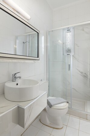 Duschwanne, Haartrockner, Handtücher