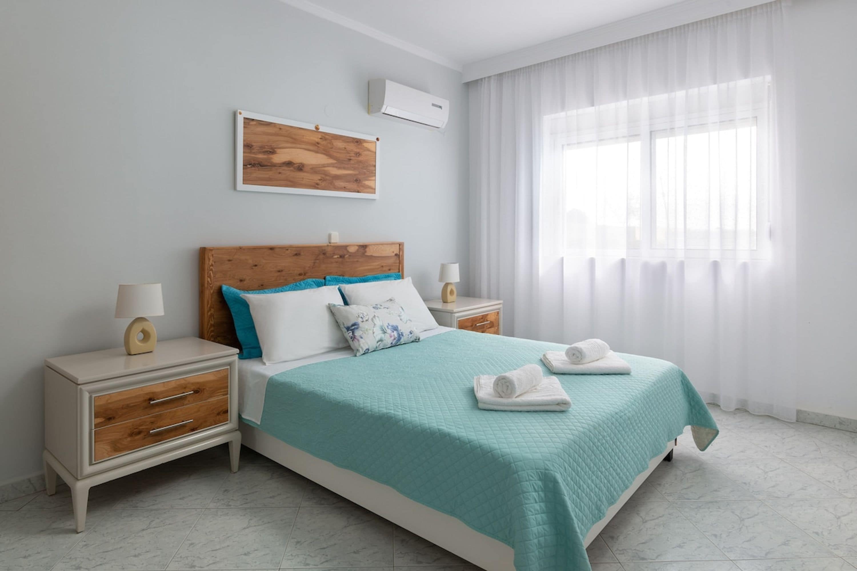 4 habitaciones, tabla de planchar con plancha y cuna de viaje 