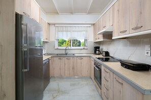 ثلاجة، ميكروويف، فرن، موقد طهي مسطح