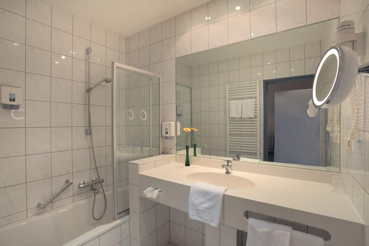 Chambre Double | Salle de bain | Douche, sĂšche-cheveux, peignoirs, serviettes fournies