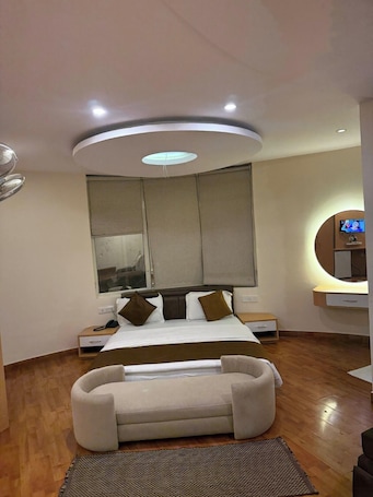 Decoración personalizada, muebles diferentes y escritorio . Hotel K3 Club Residency