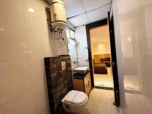 Family Room | Bathroom | Shower, rainfall showerhead, free toiletries, towels - Hotel K3 Club Residency (Jhansi)