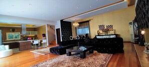 تلفزيون ذكي، مدفأة، مشغل دي في دي، ستيريو