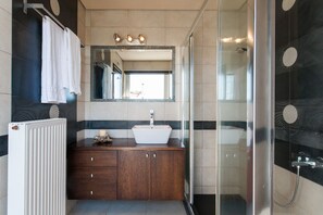 Combined shower/bathtub, towels, toilet paper - Unique Villa Melia lagonisi (Kalivia Thorikou)