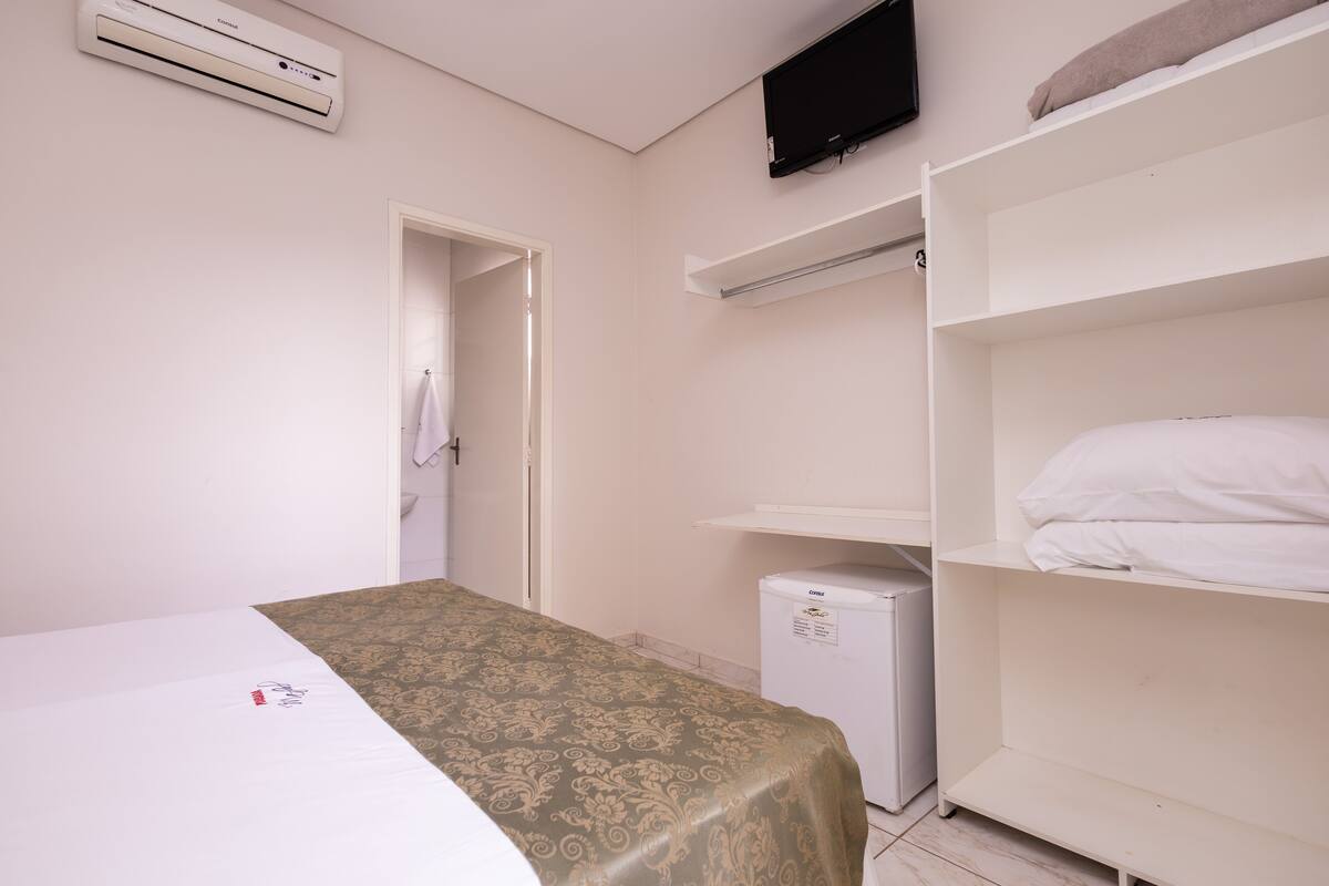 Habitación clásica con 1 cama matrimonial o 2 individuales | Cortinas blackout, tabla de planchar con plancha y wifi gratis
